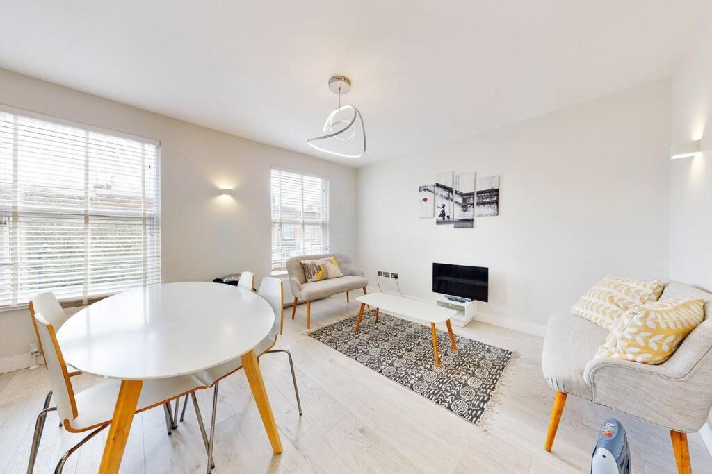 Stylish 2Bed2Bath Flat 4Min From Tube Station Villa Лондон Екстериор снимка