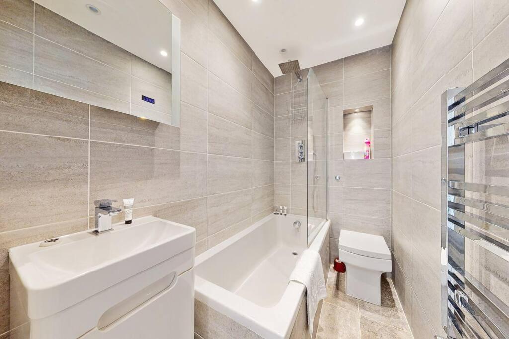 Stylish 2Bed2Bath Flat 4Min From Tube Station Villa Лондон Екстериор снимка