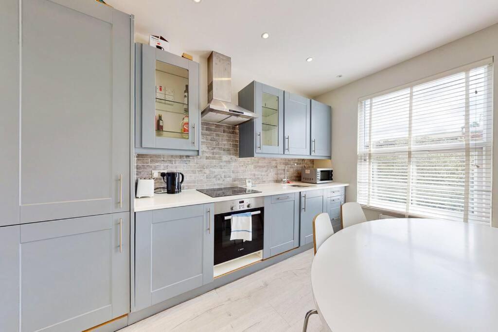 Stylish 2Bed2Bath Flat 4Min From Tube Station Villa Лондон Екстериор снимка