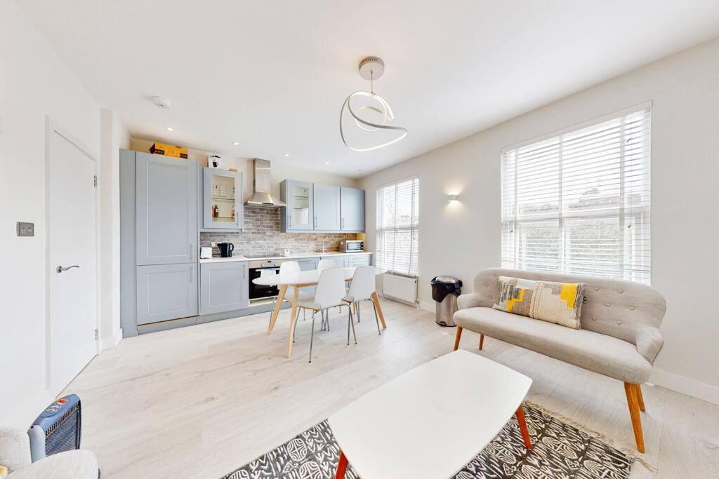 Stylish 2Bed2Bath Flat 4Min From Tube Station Villa Лондон Екстериор снимка