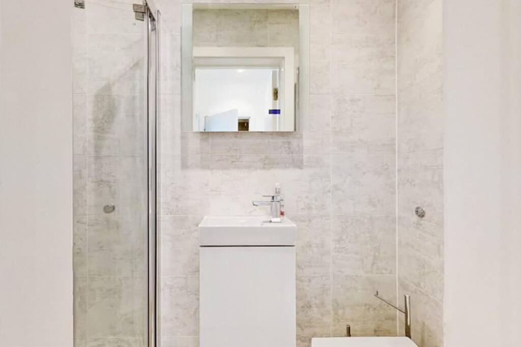 Stylish 2Bed2Bath Flat 4Min From Tube Station Villa Лондон Екстериор снимка